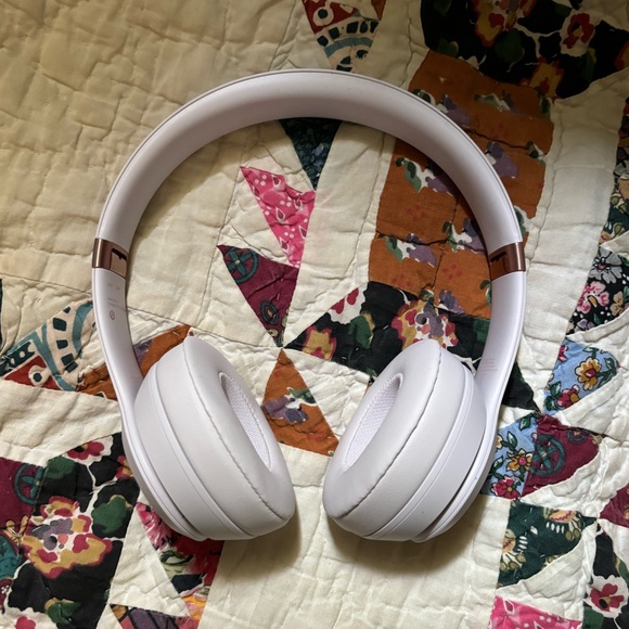 Beats Solo 4’s Pink Wireless Headphones - Picture 4 of 7